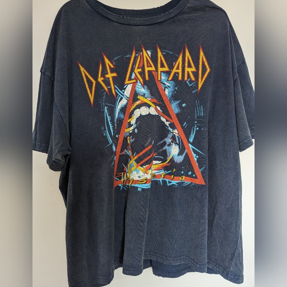 Oversized distressed Def Leppard tshirt
